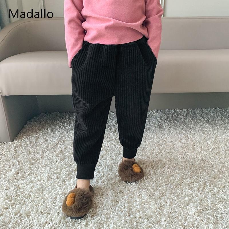 Quần dài kiểu dáng thoải mái dễ phối đồ cho bé