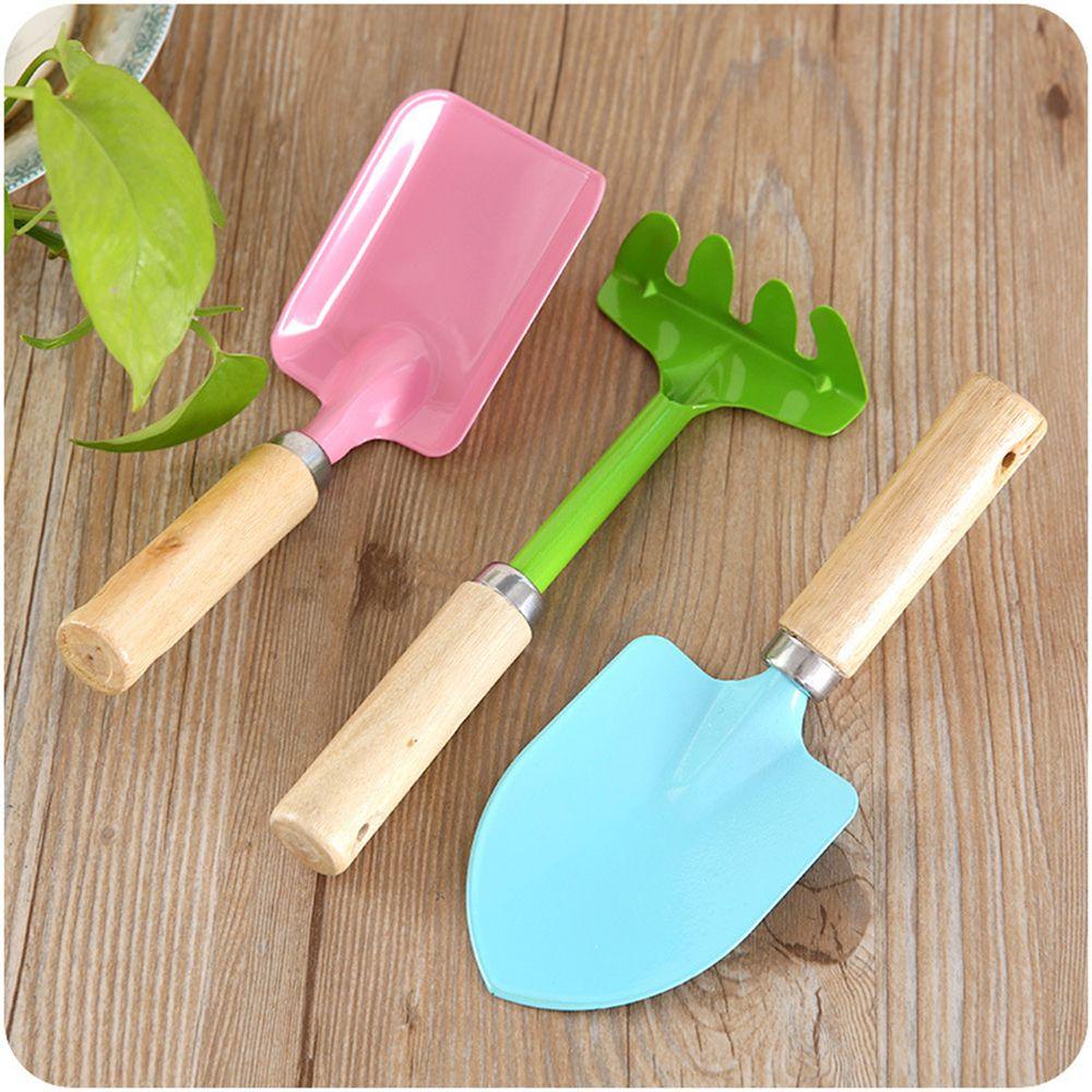 Dụng Cụ Làm Vườn Với Tay Cầm Bằng Gỗ