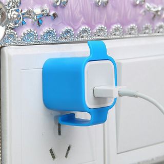 Bọc củ sạc dựa tường