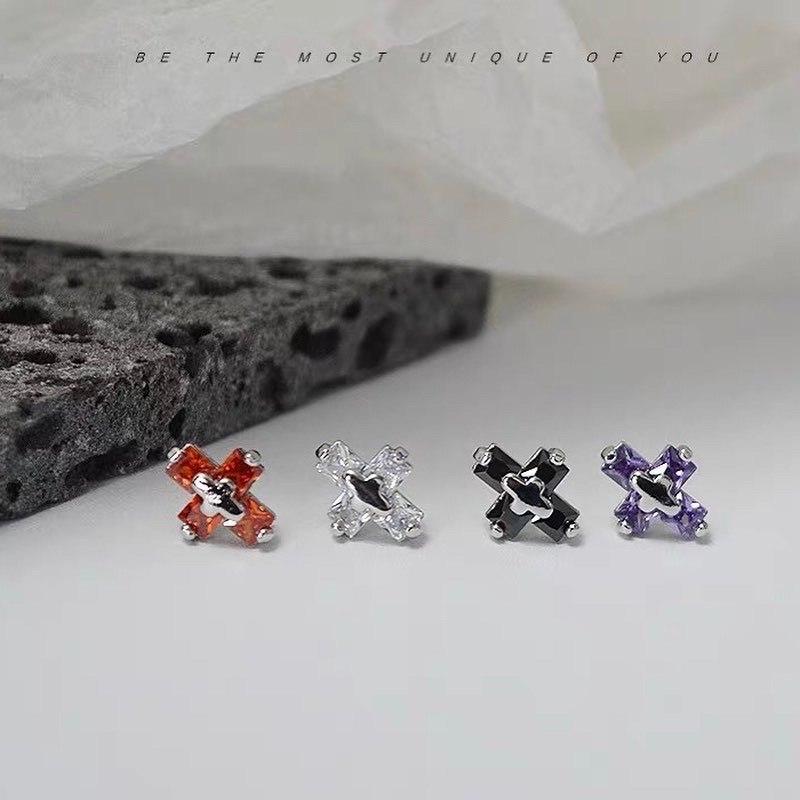 1 chiếc bông tai nam nữ thánh giá đá