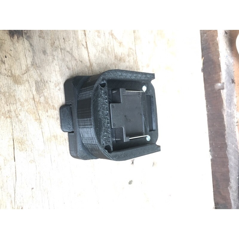 Bộ chuyển chân Workzone Titanium Xfinity 20v sang dùng pin Makita dạng gài