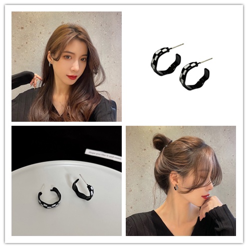 Khuyên Tai Kiểu Dáng Không Đối Xứng Họa Tiết Bàn Cờ Trắng Đen Độc Đáo