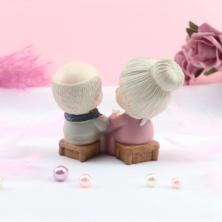 Mô hình 2 ông bà đan len, che ô đánh đàn, chất liệu PVC biểu tượng hạnh phúc trang trí quà tặng kỉ niệm-Ráp