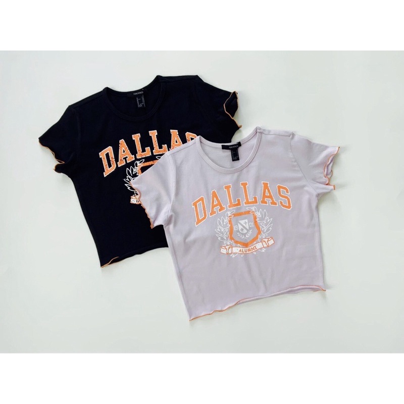 Áo croptop ôm xoăn lai phối chỉ cam in DALLAS, 2 màu