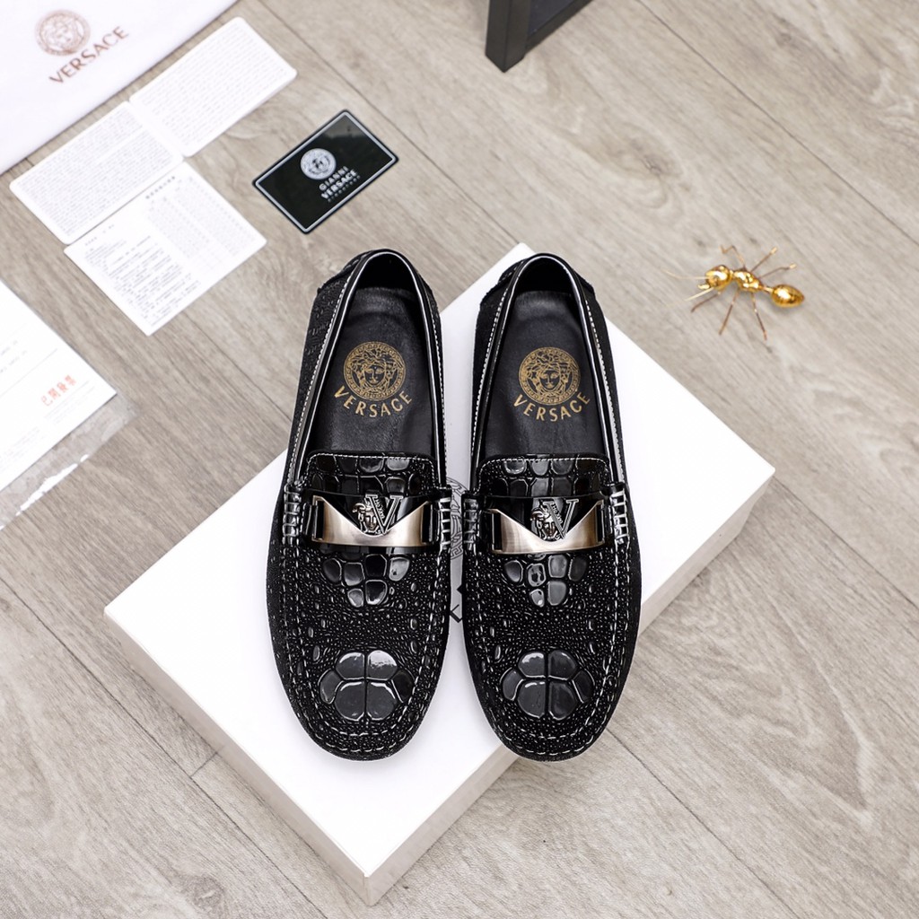 Giày lười nam da thật VERSACE thiết kế ấn tượng với mặt da trang trí bắt mắt và độc đáo