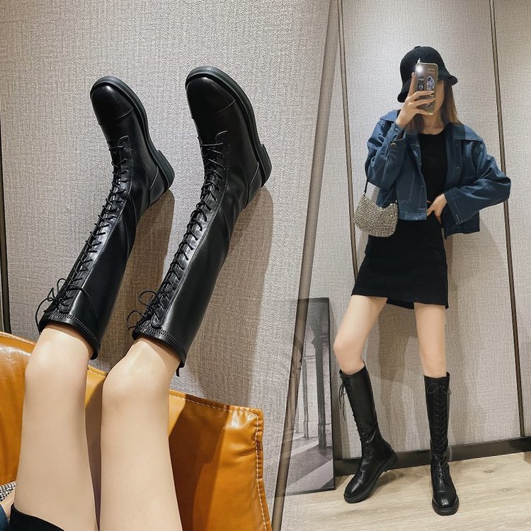 Giày bốt cổ cao mũi tròn gót thấp phối dây cột và khóa kéo ở mặt trước