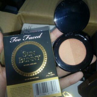Phấn tạo khối Too Faced: Matte bronzer Chocolate Soleil và Sun Bunny