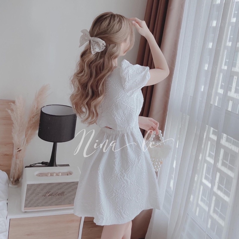 Váy gấm xốp hoa nổi hở lưng eo