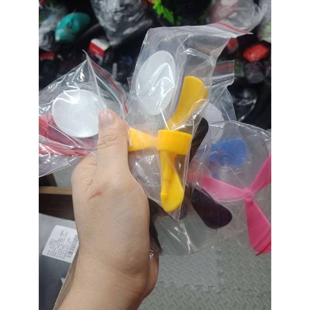 Combo 2 chong chóng tre gắn mũ bảo hiểm ( nhiều màu)