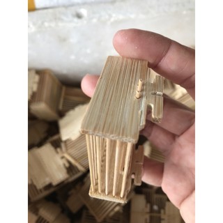 Rọ tre đựng cào cào cho chim