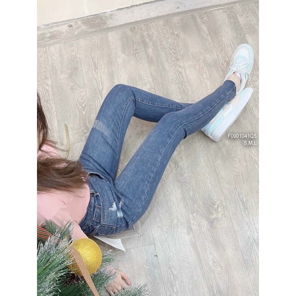 Quần jeans đùi phối chữ