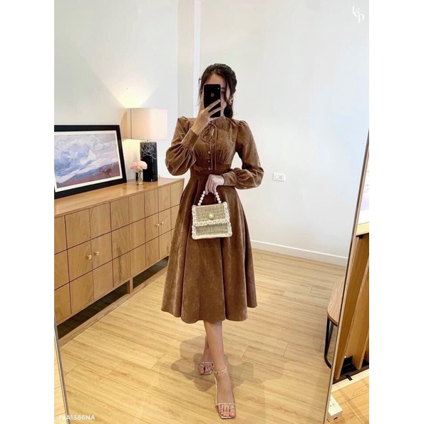 Đầm nhung cổ tàu