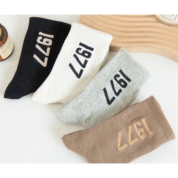 Vớ ESSENTIALS & FG 1977 cao cổ Nam Nữ phong cách thể thao, trẻ trung, năng động.