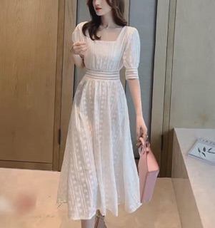 Váy trắng cổ vuông tiểu thư