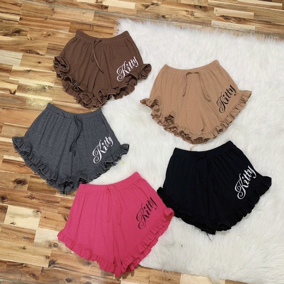 Quần đùi nữ in chữ kitty phối bèo lai