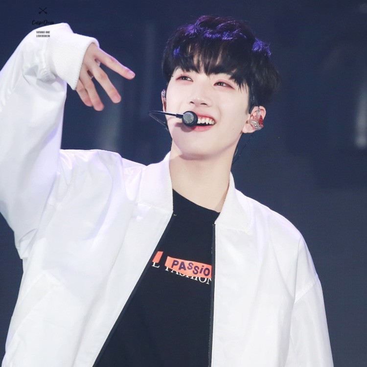 [WANNA-ONE] ÁO PHÔNG OUR PASSION GIỐNG LAIi GUAN-LIN