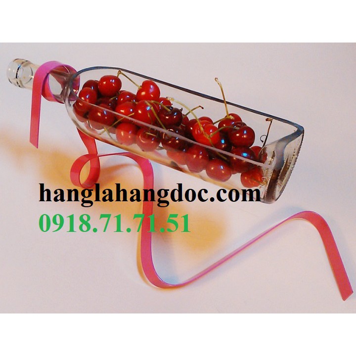 Chai rượu vang cắt dọc chứa trái cây, làm tiểu cảnh, trồng cây lơ lửng độc đáo