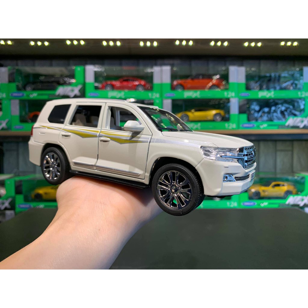 Xe mô hình hợp kim Toyota Landcruiser V8 tỉ lệ 1:24 hãng XLG màu trắng