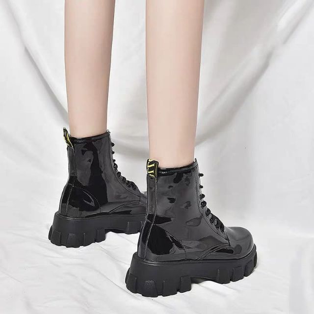 Giày Boots Ulzzang đế cao dày đẹp 5cm, 2 loại da đen lì và đen bóng.