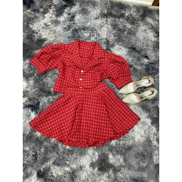 Set Áo croptop cổ vest tay dài kết hợp chân váy kiểu xếp li caro đỏ vàng trắng và hồng thời thượng sang trọng | BigBuy360 - bigbuy360.vn