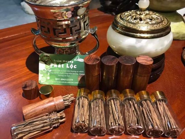 Sánh hút thuốc trầm hương
