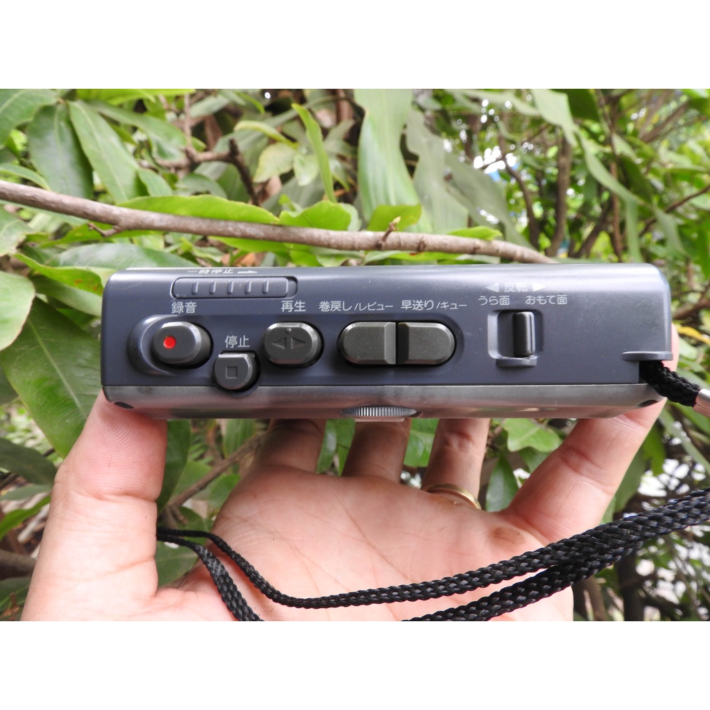 Máy nghe nhạc Cassette Sony TCM-500 có 2 loa ngoài phát băng 2 chiều nghe được 2 bên tai nghe cửa băng bằng kim loại