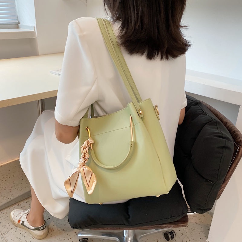 Túi đeo chéo IELGY hình xô bằng da PU phối lụa thiết kế đơn giản thời trang dễ phối đồ