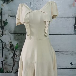 Váy len dáng xòe hàng Quảng Châu cao cấp, váy dáng xòe , vai áo cách điệu, bèo hai bên vai xuống eo, phần chân váy xòe r