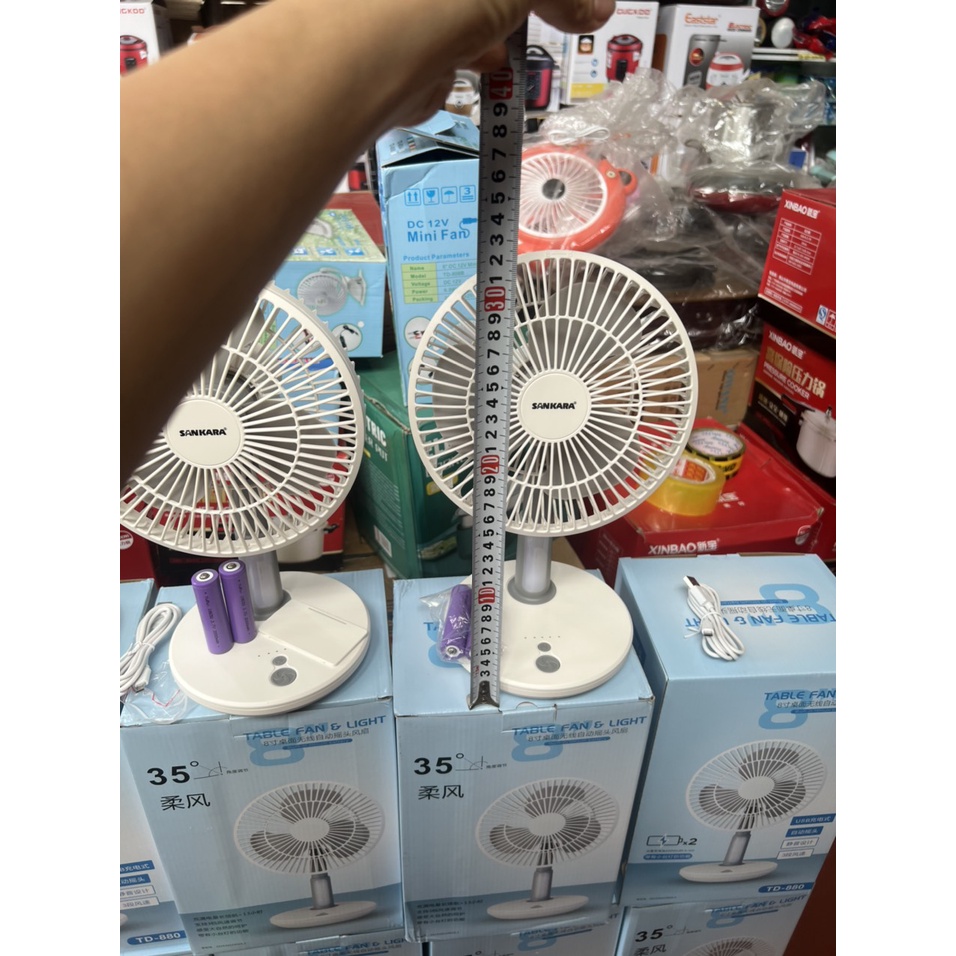 Quạt tích điện sankara loại pin tím đẹp,gió êm ,tích lên đến 14 tiếng
