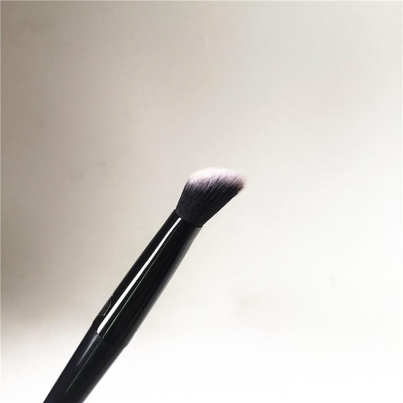 Cọ Che Khuyết Điểm K lock-it edge 35 Độ Kat Von D