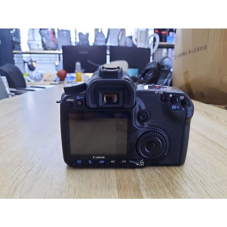 Body máy ảnh Canon 40D mới 99% kèm pin, sạc, dây đeo | BigBuy360 - bigbuy360.vn