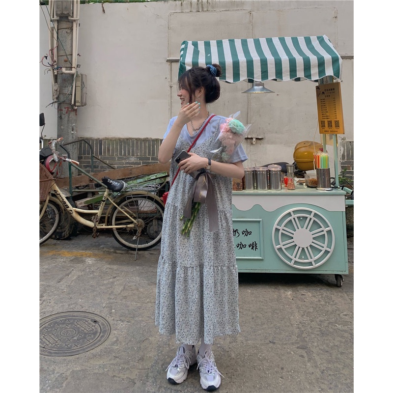 Set hai món gồm áo thun tay ngắn dáng rộng và đầm hoa thời trang cho nữ