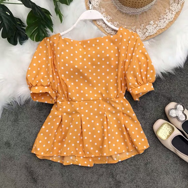 Áo sơ mi chấm bi cổ V tay bo, chiết ly eo dáng peplum nhẹ nhàng, bánh bèo