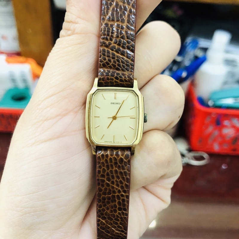 Đồng hồ nữ si nhật dáng tank hiệu Seiko