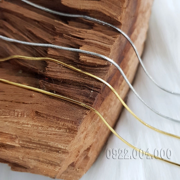 Dây chuyền vuông nhỏ đeo thời trang cả nam và nữ.