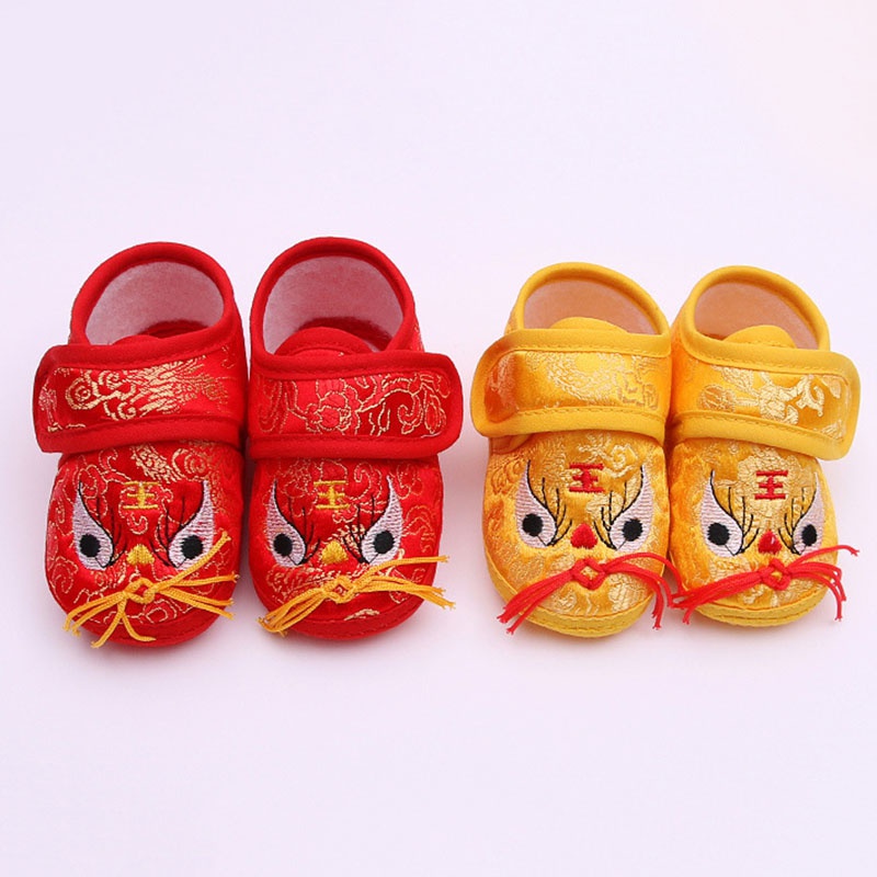 Giày cotton thêu hình hổ đế mềm thời trang cho bé sơ sinh