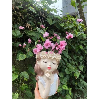 Bình hoa cô gái nhắm mắt