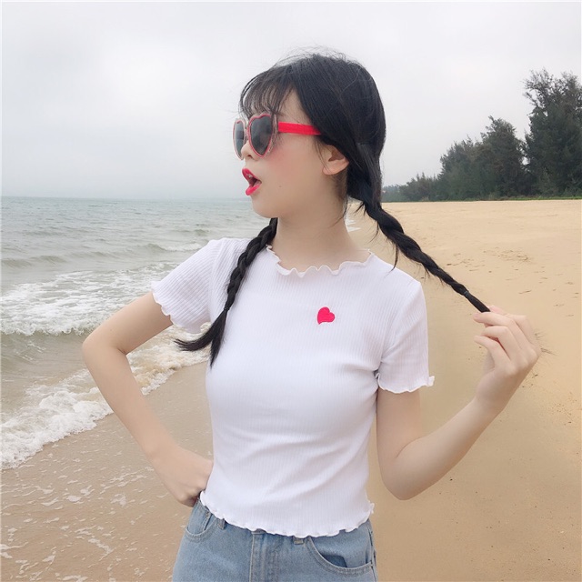 Áo Croptop Tay Ngắn Cuốn Biên Thêu Trái Tim