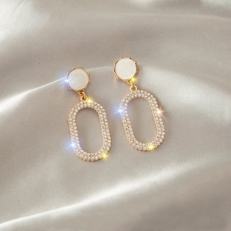 Khuyên Tai Dáng Ôm Đính Ngọc Trai Phong Cách Thời Trang Hàn Quốc Mới