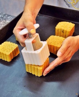 Khuôn bánh trung thu tròn còn 2 sét 4 mặt xả nhanh tặng thêm 2 mặt hoa