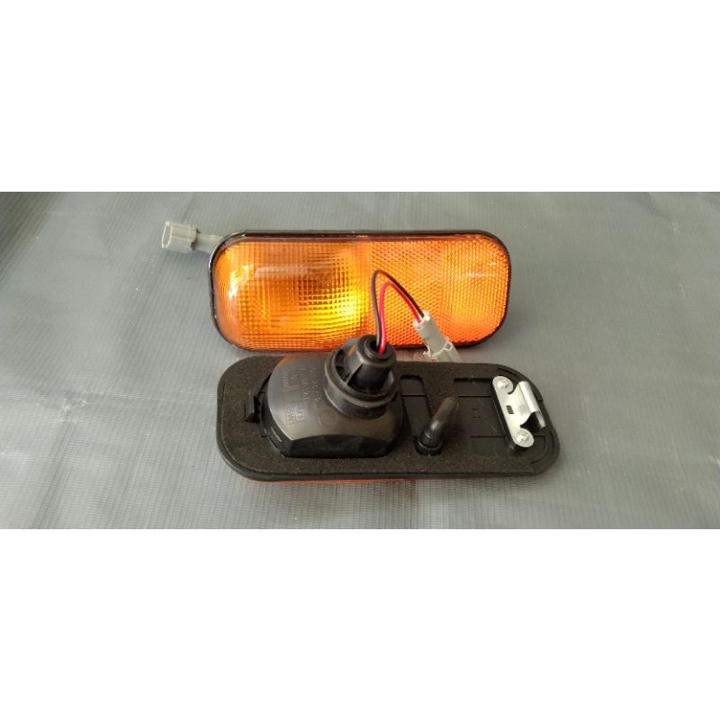 Đèn xi nhan hông cửa xe hyundai hd65 hd72 mighty 2 pamax