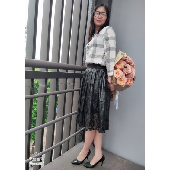 Áo nem kết hợp chân váy da