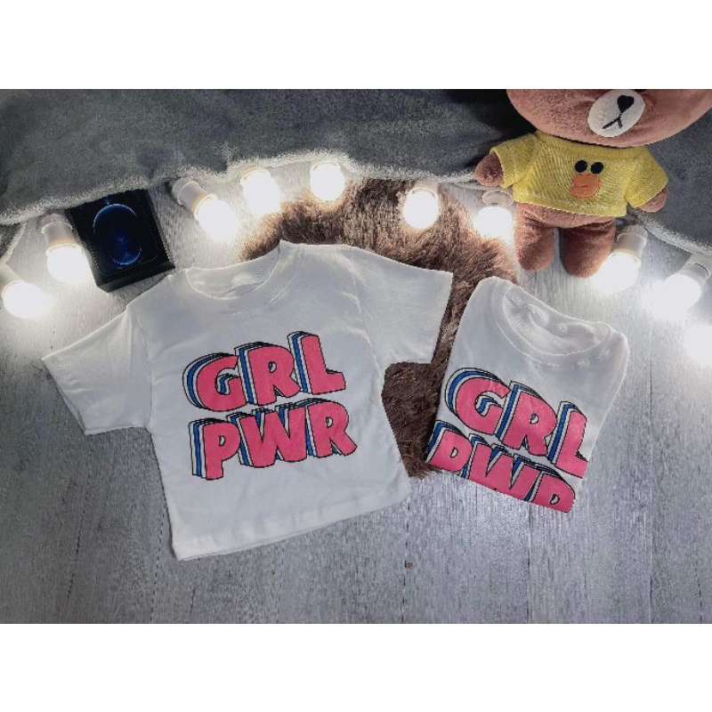 Áo croptop in chữ màu hồng xinh