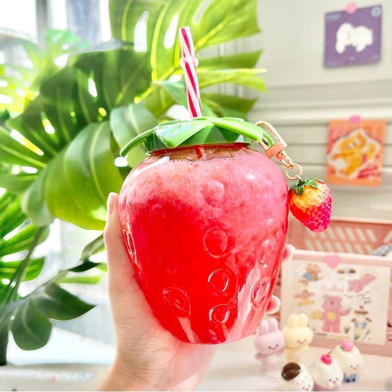 Bình Nước Nhựa 500ml Họa Tiết Dâu Tây Đáng Yêu