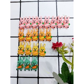 Charm thỏ ôm cà rốt