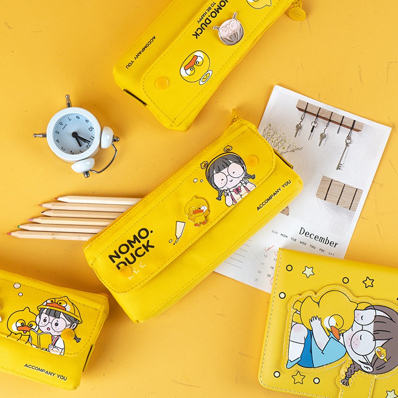 Hộp Bút Vải Nắp Lật Mai Và Các Người Bạn MaiHe Màu Vàng Nổi Bật