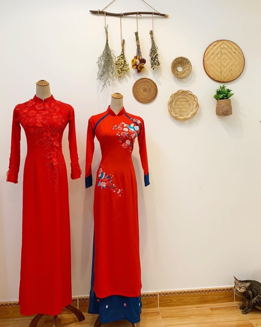 Áo dài cô dâu thêu tay thủ công.