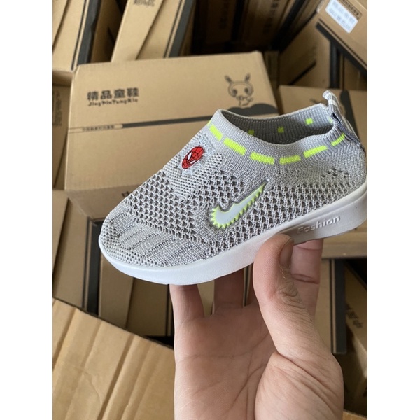 Giày lười len chun xám logo siêu nhân nhện cho bé trai size 22-33
