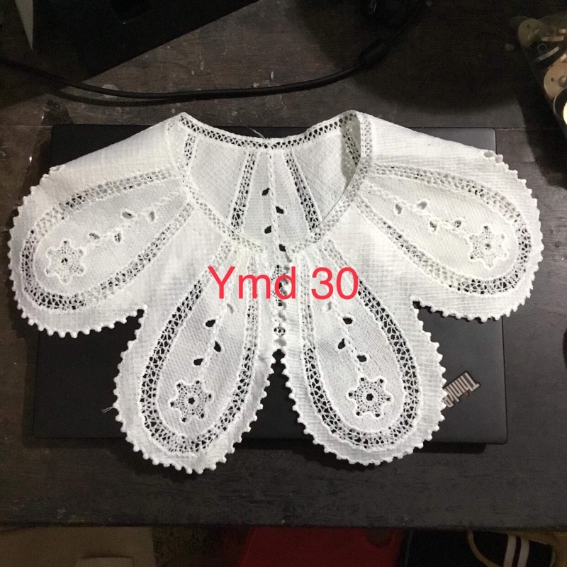 cổ áo thêu ren hình cánh hoa màu trắng