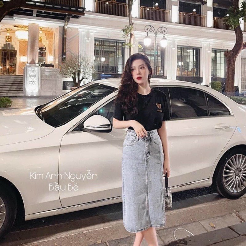 Chân váy jeans 2 khuy sẻ trước chất dày dặn.